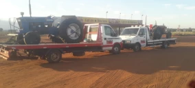 Dois guinchos de plataforma estacionados em Nova Andradina, transportando tratores.