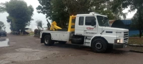 Guincho tipo plataforma estacionado em São Lourenço da Serra, com guincho visível na parte traseira.