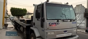 Guincho plataforma estacionado em Lagarto, com caminhão cinza da marca Ford.