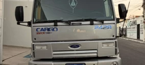 Caminhão guincho Ford Cargo 2428 estacionado em rua de Lagarto.