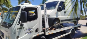 Guincho plataforma em São José dos Pinhais transportando uma van branca.