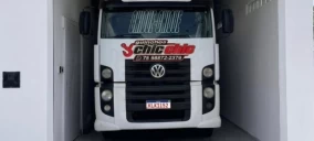 Caminhão guincho Volkswagen estacionado em uma garagem em Delmiro Gouveia.