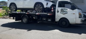Guincho plataforma branco transportando um SUV de cor clara em Juazeiro do Norte.