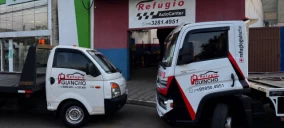 Dois guinchos estacionados em frente a um estabelecimento em Araçoiaba da Serra; um guincho pequeno e um guincho grande.