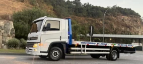 Guincho plataforma estacionado em Belo Horizonte, com veículo não visível na carroceria.