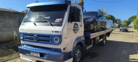 Guincho plataforma estacionado em Indaiatuba, transportando um veículo preto.