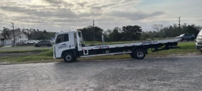 Guincho plataforma estacionado em Juiz de Fora, sem veículo transportado visível.